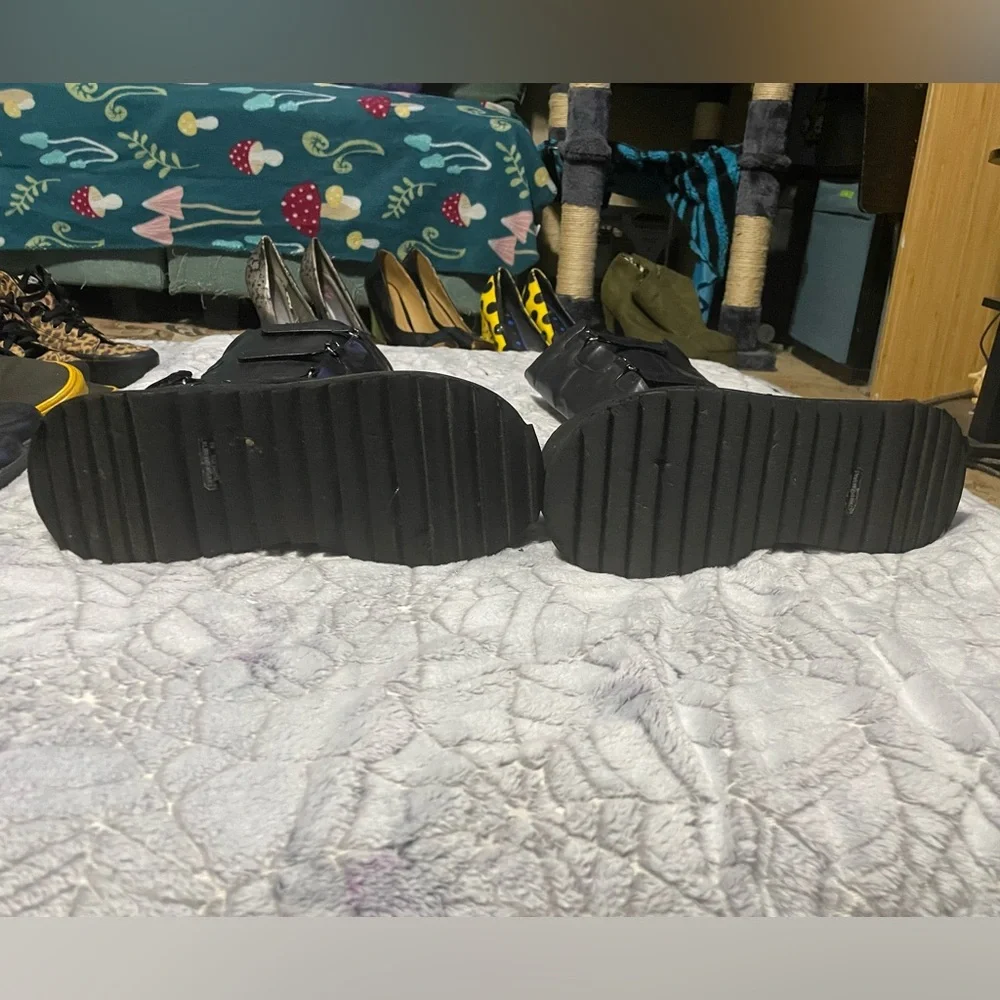 Hot topic size 11 vintage mall goth platform
Boots - Picture 8 of 15
